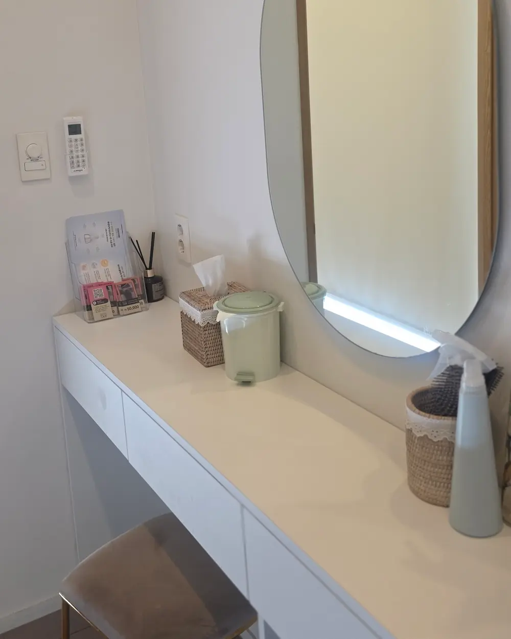 Re & Aesthetic 리엔에스테틱 강남대로106길, 3층 — 파우더룸 어메니티