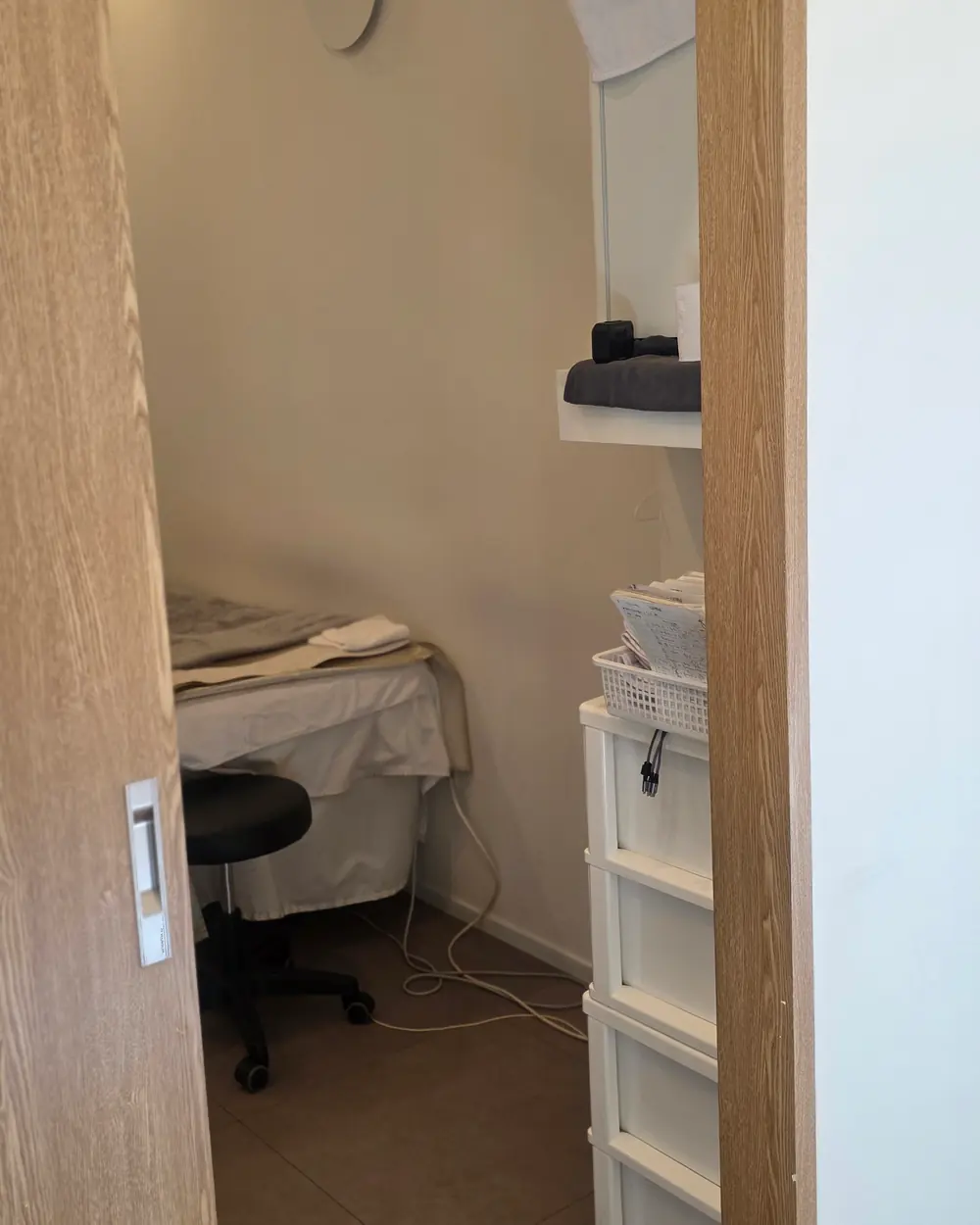 Re & Aesthetic 리엔에스테틱 강남대로106길, 3층 — 1인 트리트먼트 룸