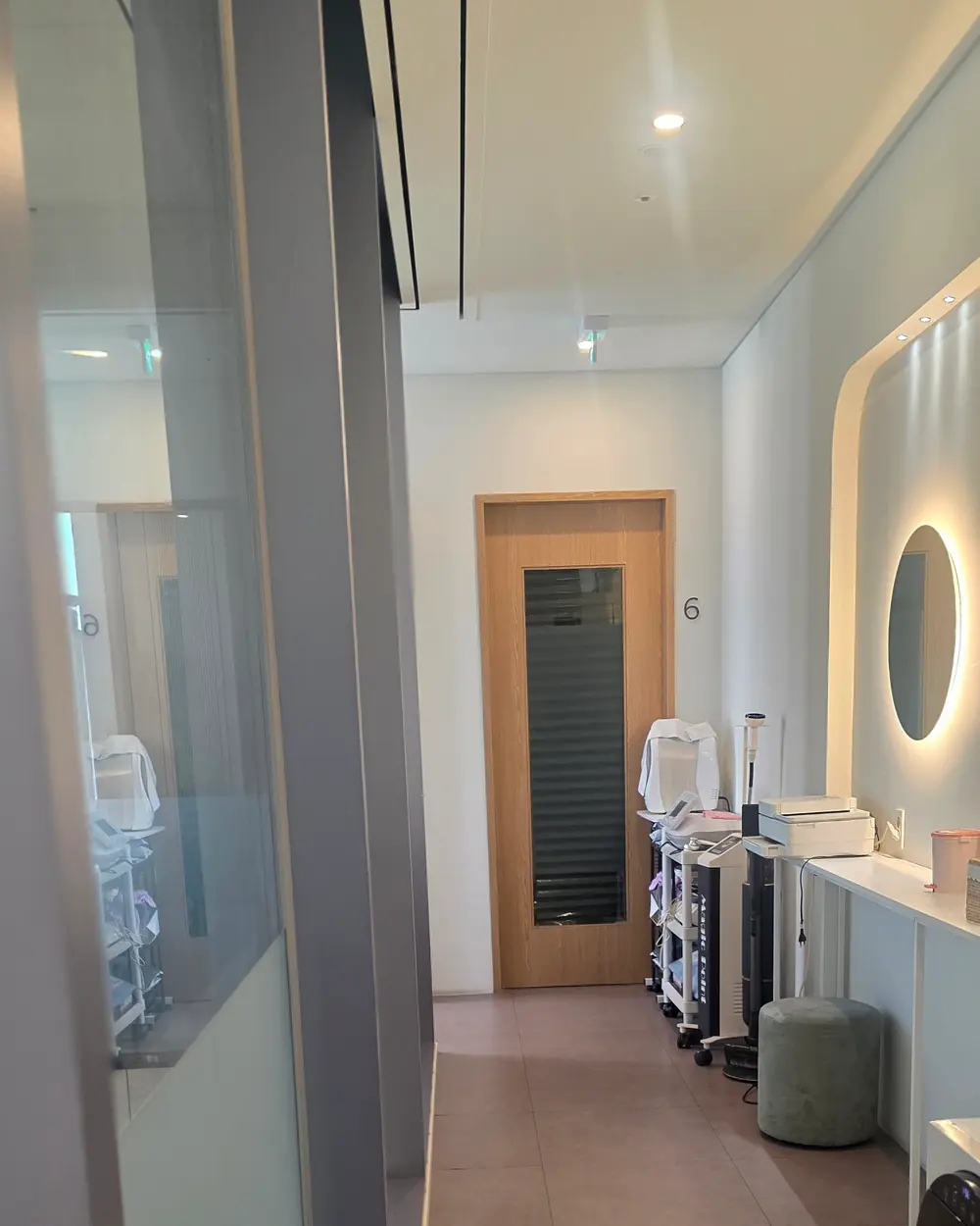Re & Aesthetic 리엔에스테틱 강남대로106길, 3층 — 복도와 시술 장비